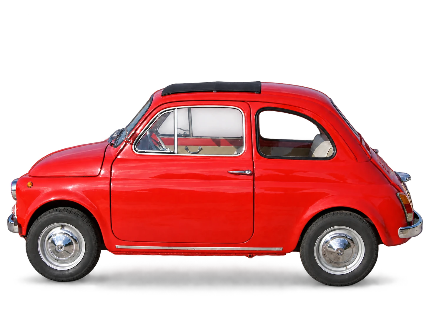 Fiat 500 classica rossa vista lateralmente