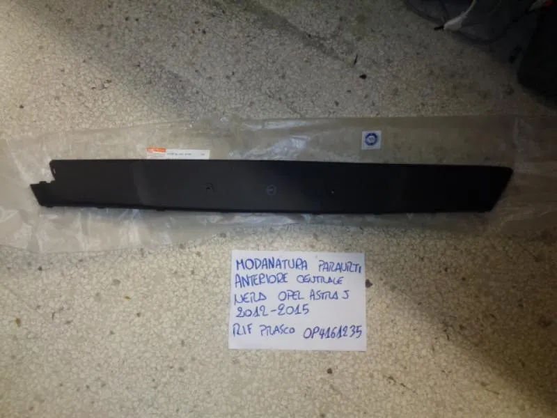 Modanatura Paraurti Anteriore Centrale Nera Opel Astra J 2012-2015