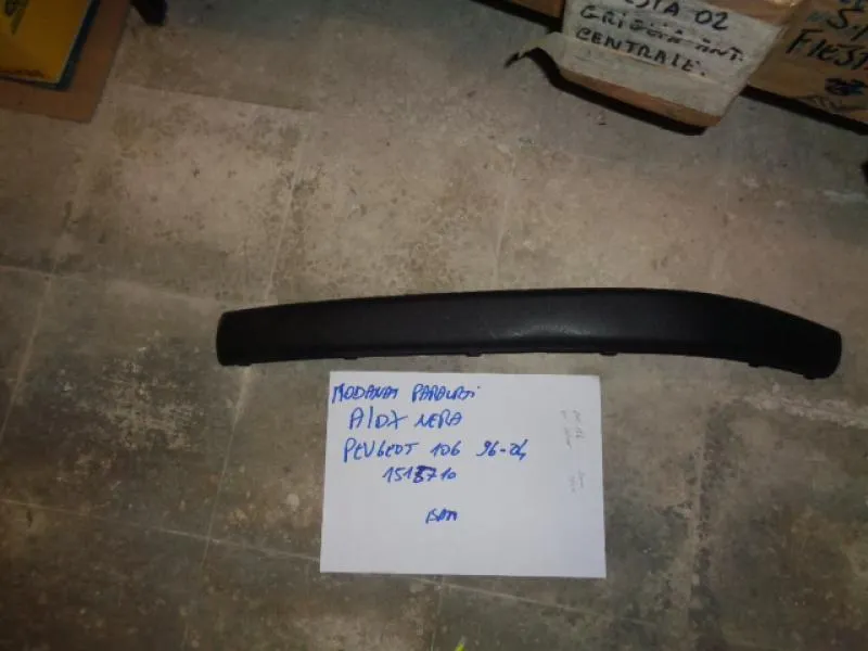 Modanatura Paraurti Anteriore Destra Nera Peugeot 106 1996-2004