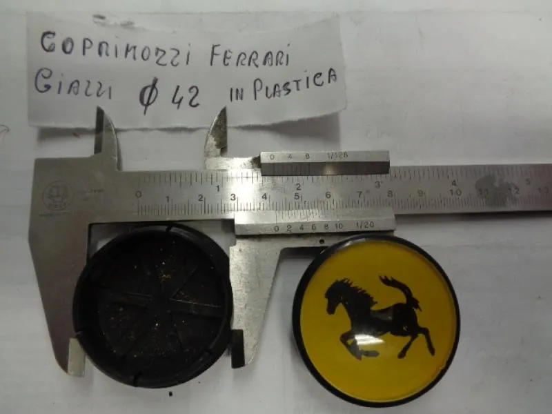 Coprimozzi Ferrari Gialli In Plastica Diametro 42 Mm