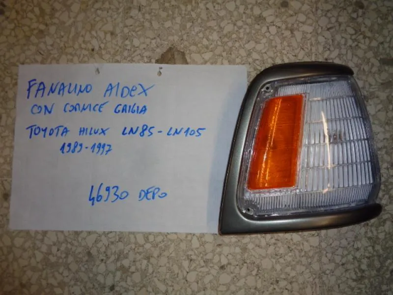Fanalino Anteriore Destro Con Cornice Grigia Toyota Hilux  LN-85,LN-105  1989-1997