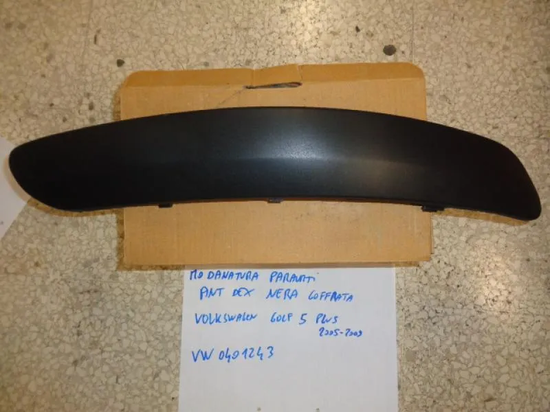 Modanatura Paraurti Anteriore Destra Nera Goffrata Volkswagen Golf 5 Plus 2005-2009