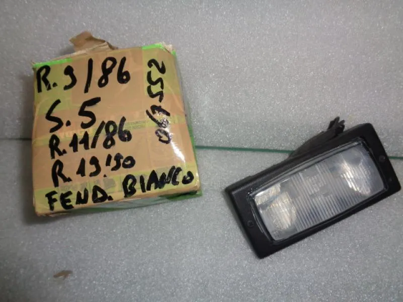 Fendinebbia Sinistro= Destro  Bianco  Renault 9  Dal 1986 / Renault Super 5 /Renault 11 Dal 1986 / Renault 19 Dal 1990
