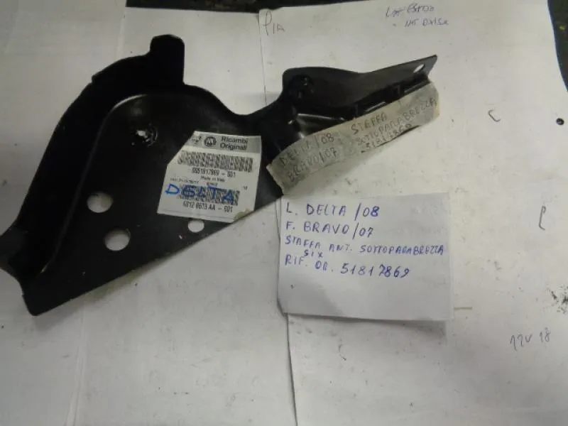 Staffa Anteriore Sotto parabrezza Sinistra Lancia Delta Dal 2008 / Fiat Bravo Dal 2007
