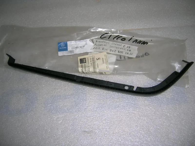 Modanatura Sottofaro Destra Mercedes Classe C  W202    97 ---->