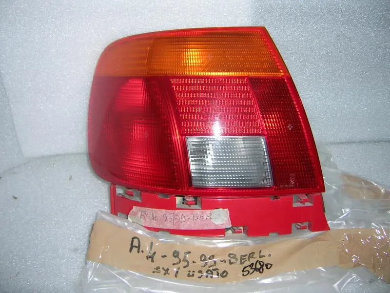 Fanalino Posteriore Sinistro Audi A4 1995-1999 Berlina  Usato