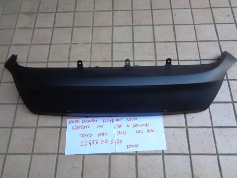 Spoiler Paraurti Posteriore Nero Goffrato Con Fori Sensori Toyota Yaris Cross 2020>
