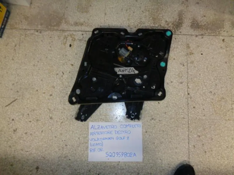 Alzavetro Completo Anteriore Destro Volkswagen Golf 8 (Usato)