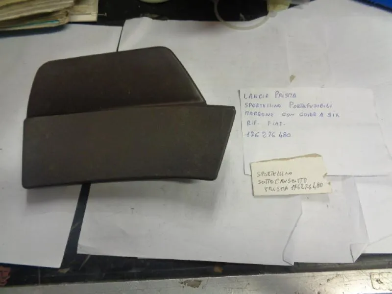 Sportellino Porta Fusibile Marrone Con Guida A Sinistra Per Lancia Prisma