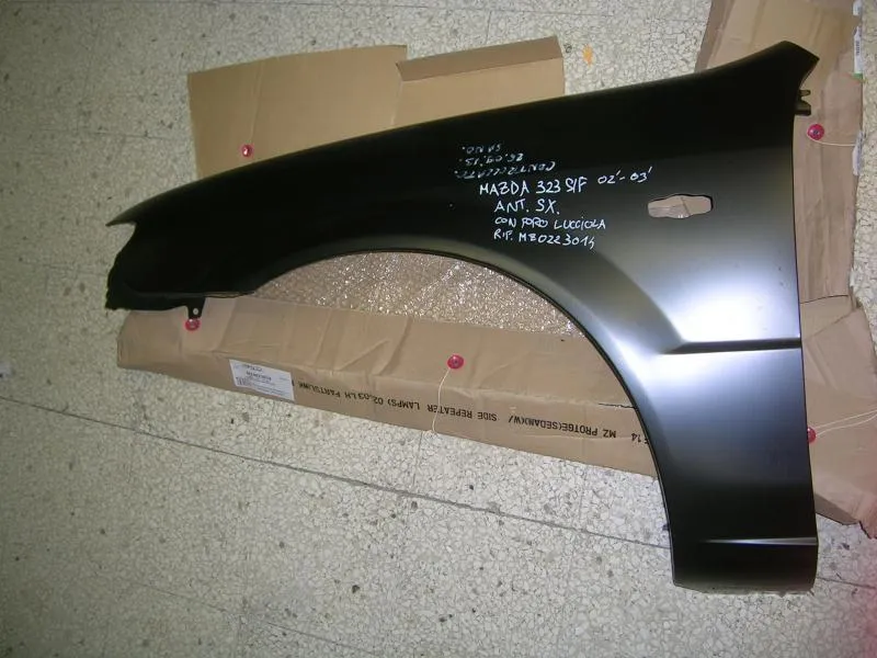 Parafango Anteriore Sinistro Con Foro Lucciola  Mazda 323 S/F 2000-2003