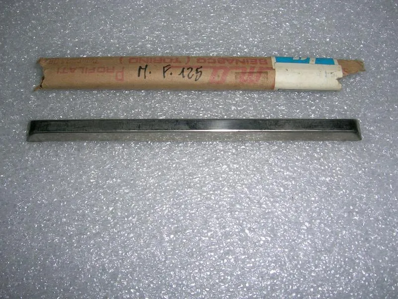 Modanatura Cromata In Acciaio Sportellino Carburante Fiat 125 Special