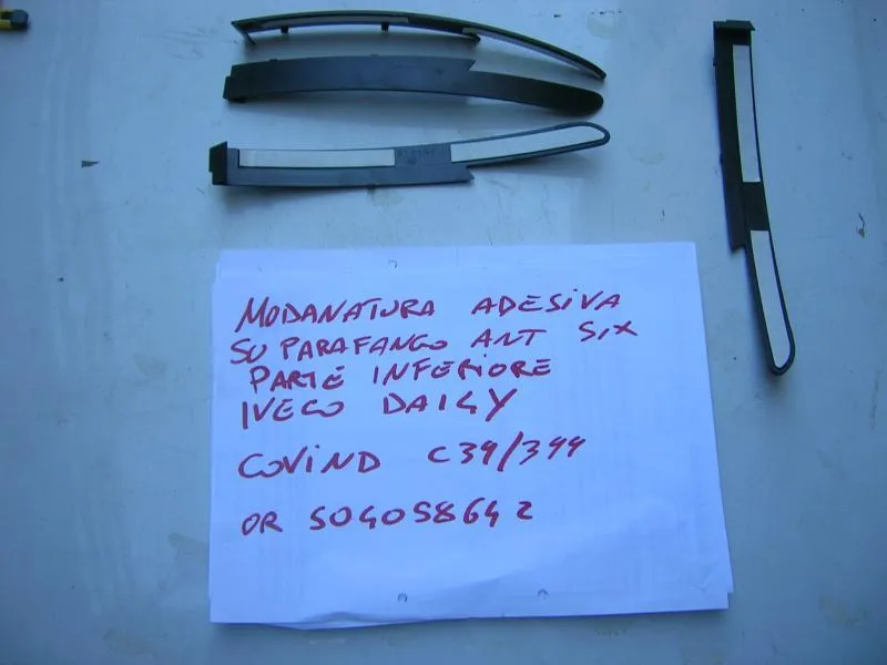 Modanatura Adesiva Su Parafango Anteriore Sinistro Parte Inferiore Iveco Daily
