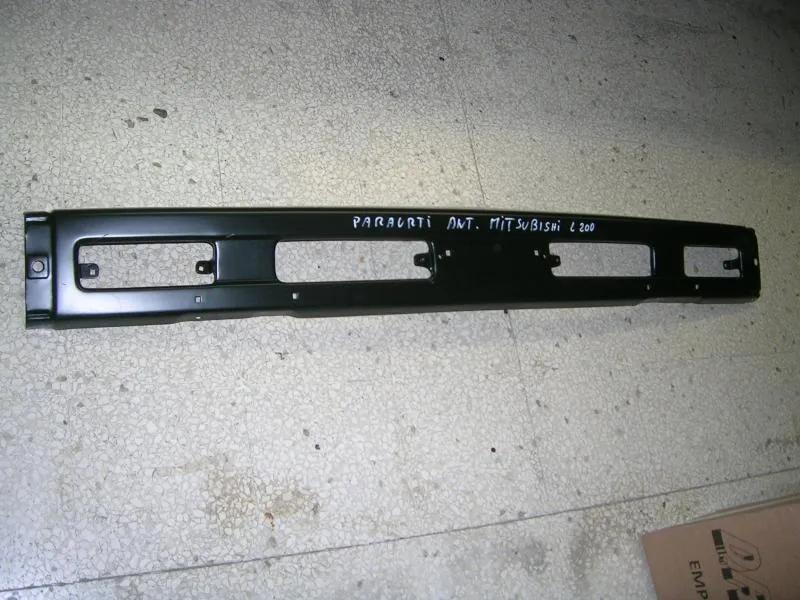 Paraurti Anteriore Centrale Nero Mistubishi L200 1987-1994