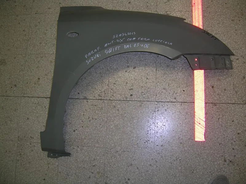 Parafango Anteriore Destro Con Foro Lucciola Suzuki Swift 2005-2010