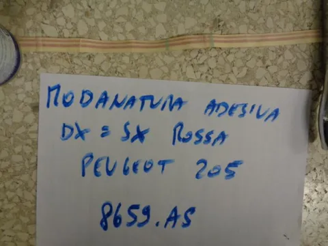 Modanatura Rossa Adesiva Destra=Sinistra Peugeot 205