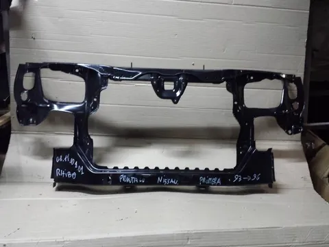 Rivestimento  anteriore Nissan Primera '93