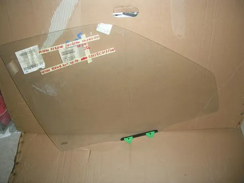 Vetro Scendente Anteriore Destro Chiaro Nissan Serena/Vanette 3 Porte '95