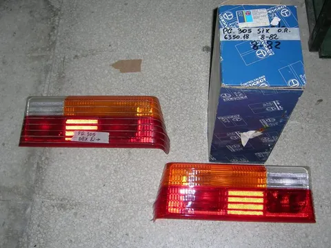 Plastica Fanalino Posteriore Destro E Sinistro Peugeot 305