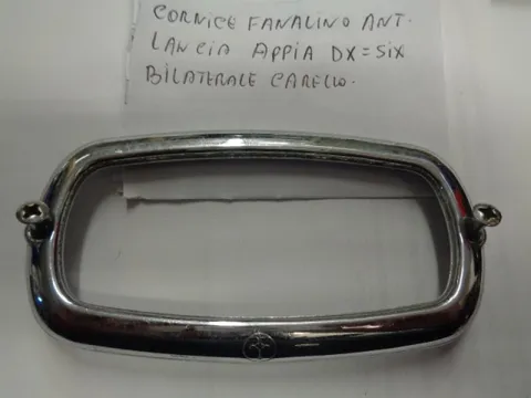 Cornice Griglia Fanalino Anteriore Destro = Sinistro Lancia Fulvia/ Lancia Fulvia Sport