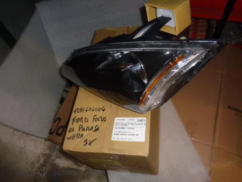 Proiettore Sinistro Ford Focus Del 2004 Con Parabola Nera