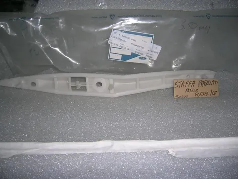Staffa Paraurti Anteriore Destro Ford Focus 02'