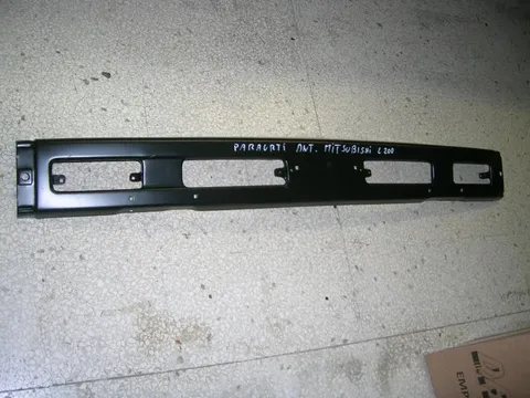 Paraurti Anteriore Centrale Nero Mistubishi L200 1987-1994